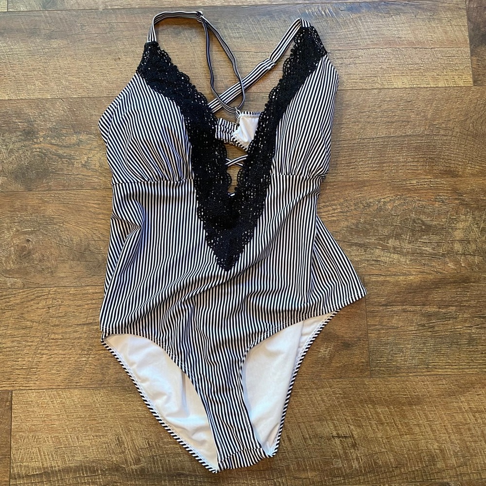 Cupshe NWT XL Black White Striped Crochet Lace V-Neck One Piece Swimsuit